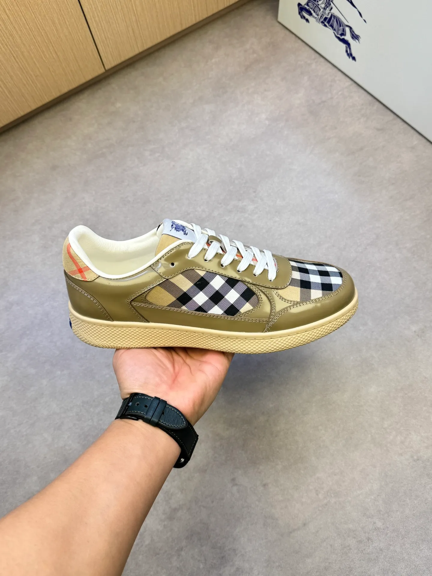 P400 [BURBERRY] Burberry casual sports sneakers - Upper: imported 🔝 open edge beaded calfskin, brand totem cloth, tongue brand cloth label - Inner: water-dyed cowhide - Outsole: ultra-light TPR rubber; two-color molded outsole - Super high quality control·Fine workmanship: highlighted (high-end, extravagance, grade) -Size: 38-44 (Male 45, can be customized)·BBR0372